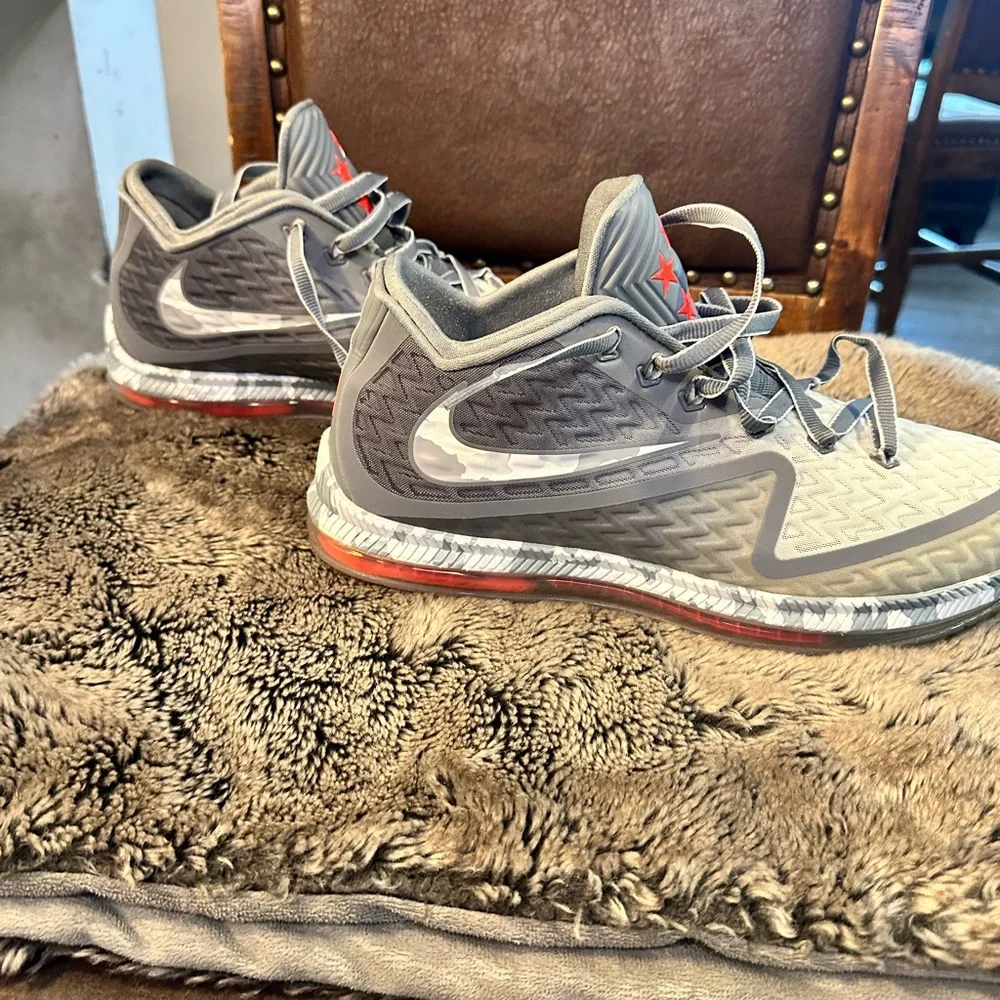 NIKE Field General 2 Grey & Red Like NEW Running Sneakers, Size 11.5 - Picture 10 of 13